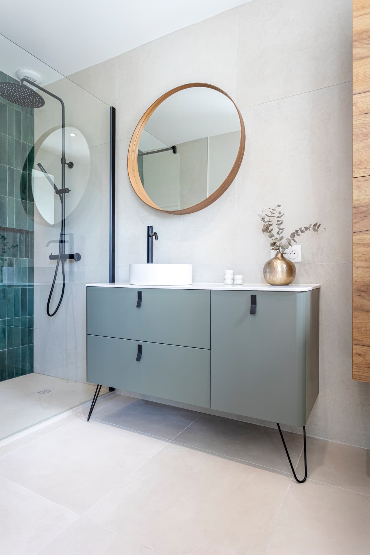 Salle de bain verte : meuble sur pieds métal, vasque ronde et douche vitrée Salle de bain verte : meuble sur pieds métal, vasque ronde et douche vitrée