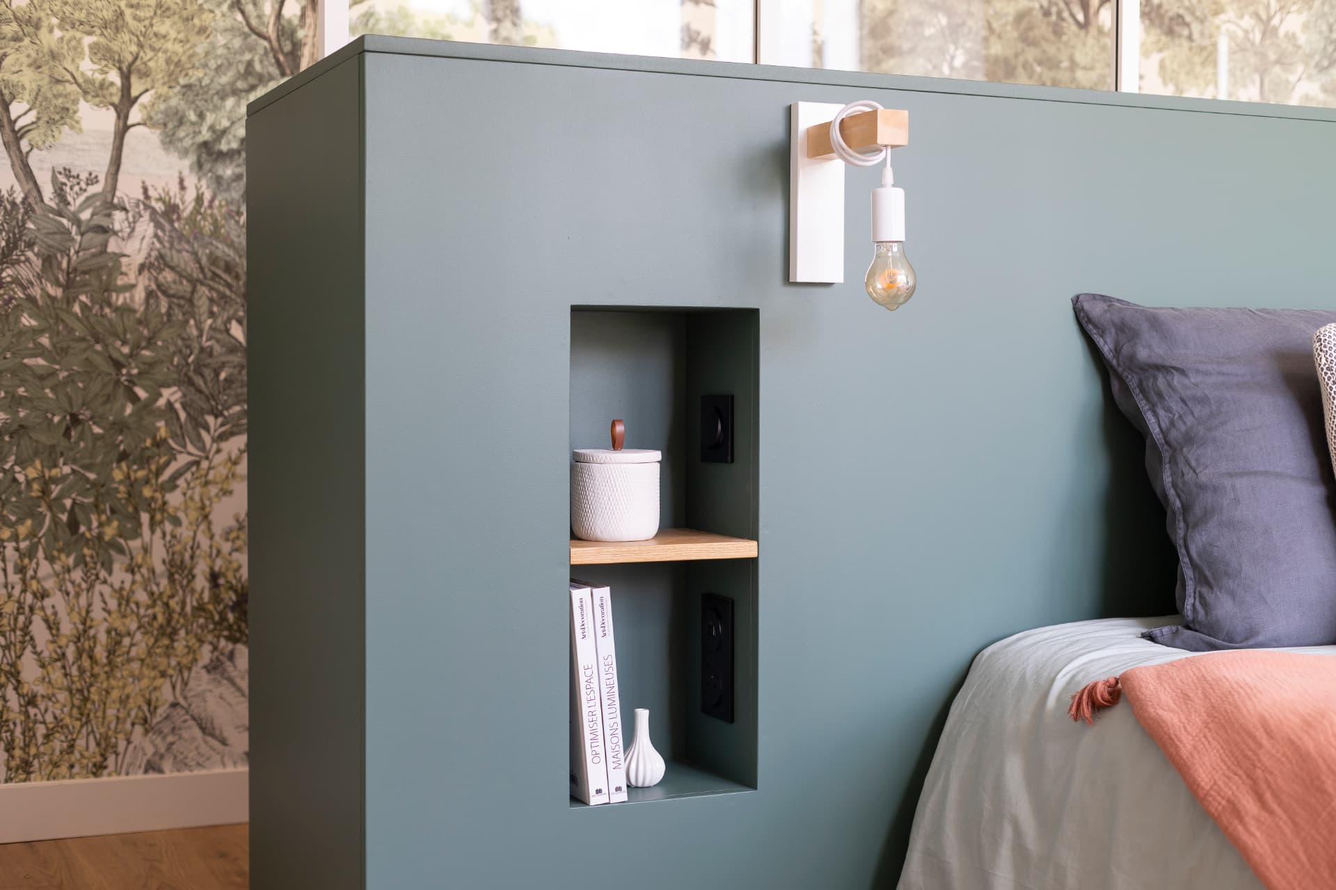Tête de lit sur mesure à Saint-Gilles, Réunion : rangements intégrés, applique et papier peint