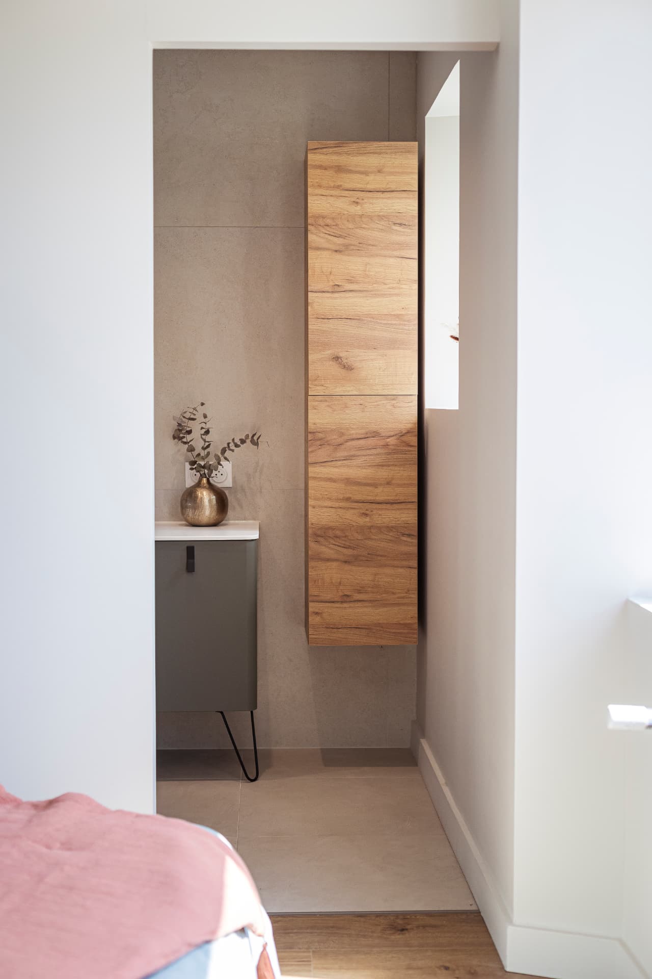 Salle d'eau vue depuis la chambre avec colonne de rangement en chêne Salle d'eau vue depuis la chambre avec colonne de rangement en chêne
