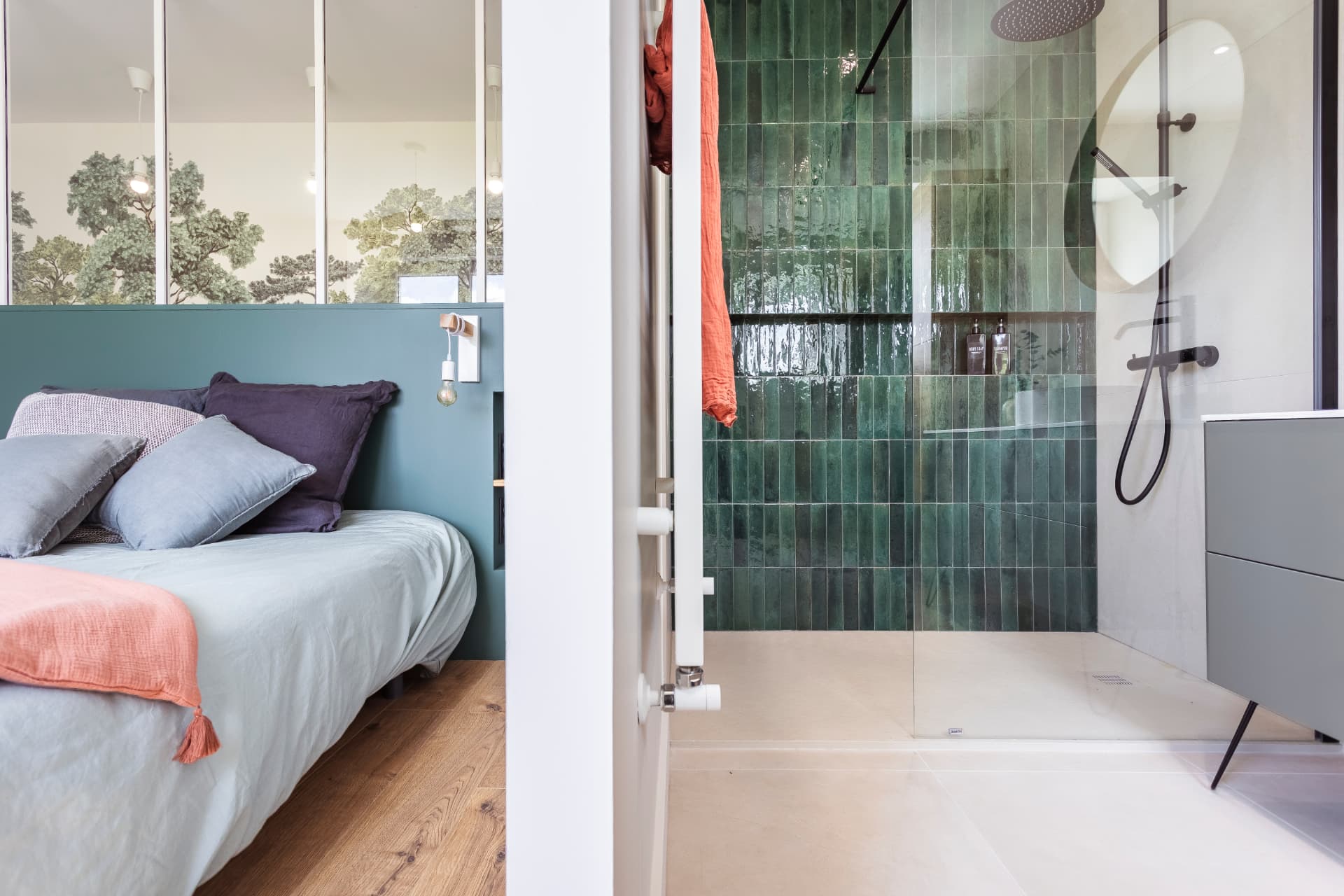 Suite parentale : chambre et salle d'eau en zellige vert reliées par une porte Suite parentale : chambre et salle d'eau en zellige vert reliées par une porte