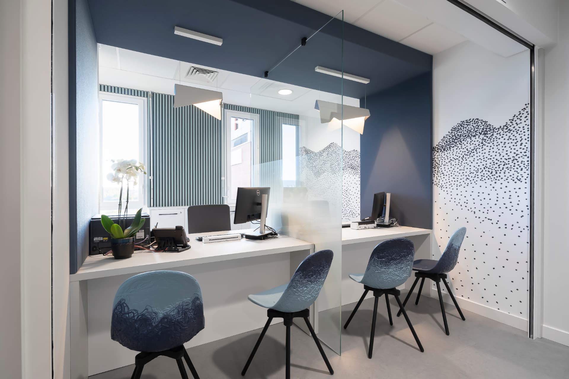 Espace bureaux vitré d'un secrétariat médical rénové Espace bureaux vitré d'un secrétariat médical rénové