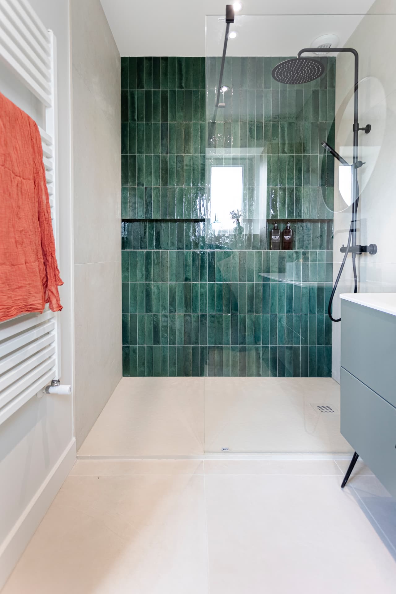 Douche à l'italienne habillée de zellige vert avec niche sur mesure Douche à l'italienne habillée de zellige vert avec niche sur mesure