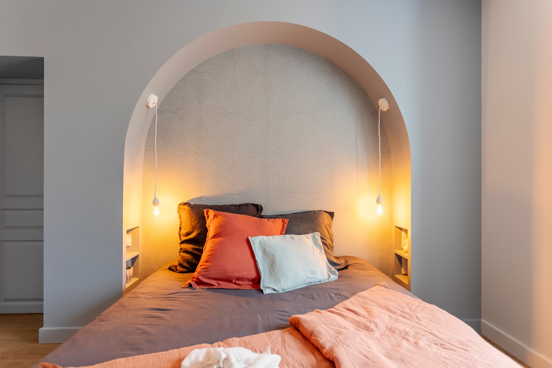 Tête de lit en arche sur mesure avec éclairages suspendus et niches de rangement Tête de lit en arche sur mesure avec éclairages suspendus et niches de rangement