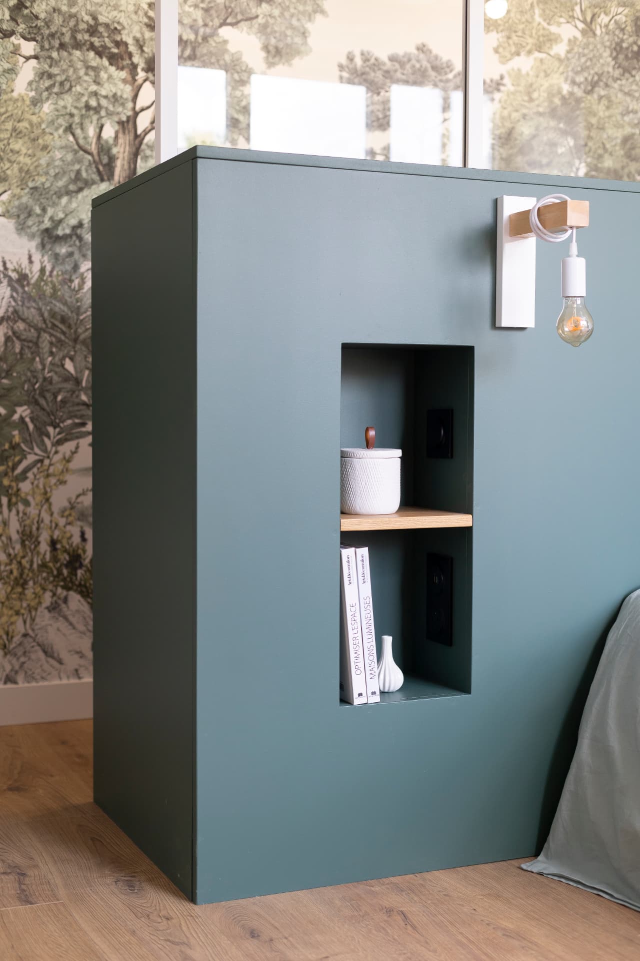 Détail de la tête de lit vert de gris et de sa niche en chêne Détail de la tête de lit vert de gris et de sa niche en chêne