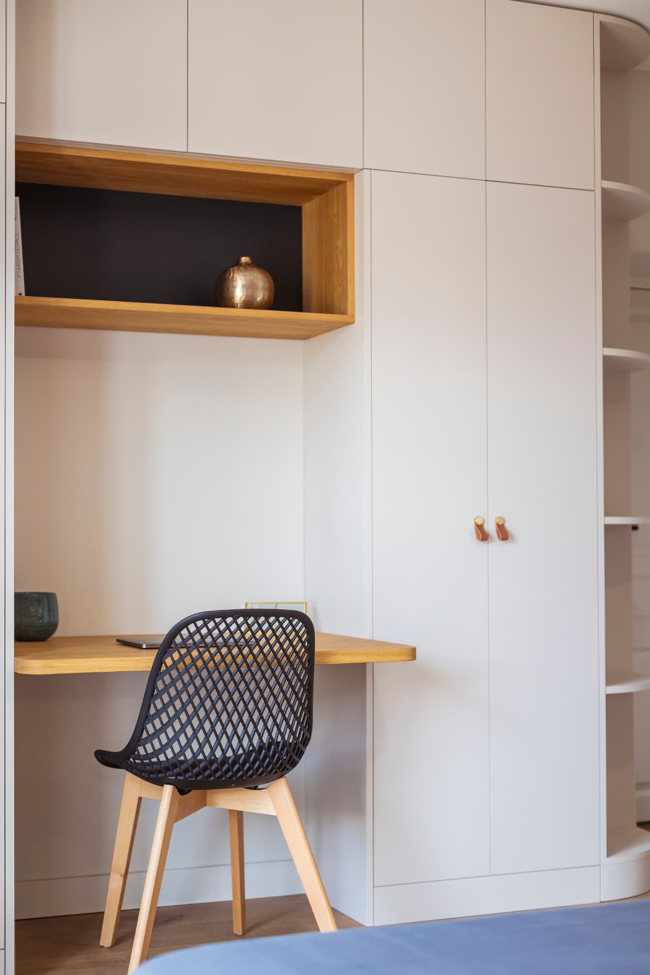 Espace bureau sur mesure avec étagères arrondies dans une chambre Espace bureau sur mesure avec étagères arrondies dans une chambre