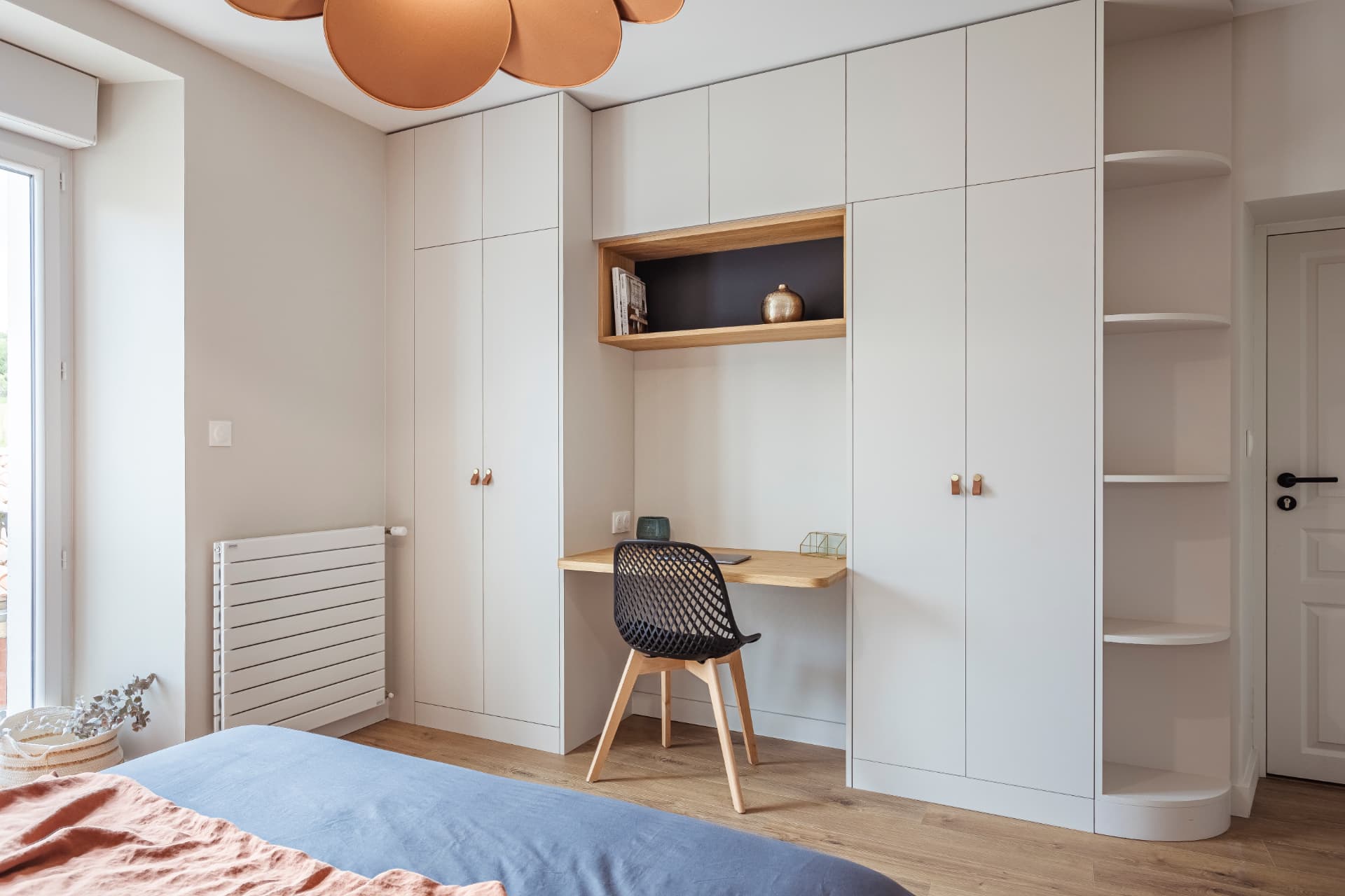 Menuiserie sur mesure : placards, niche en chêne, bureau et étagères d'angle Menuiserie sur mesure : placards, niche en chêne, bureau et étagères d'angle