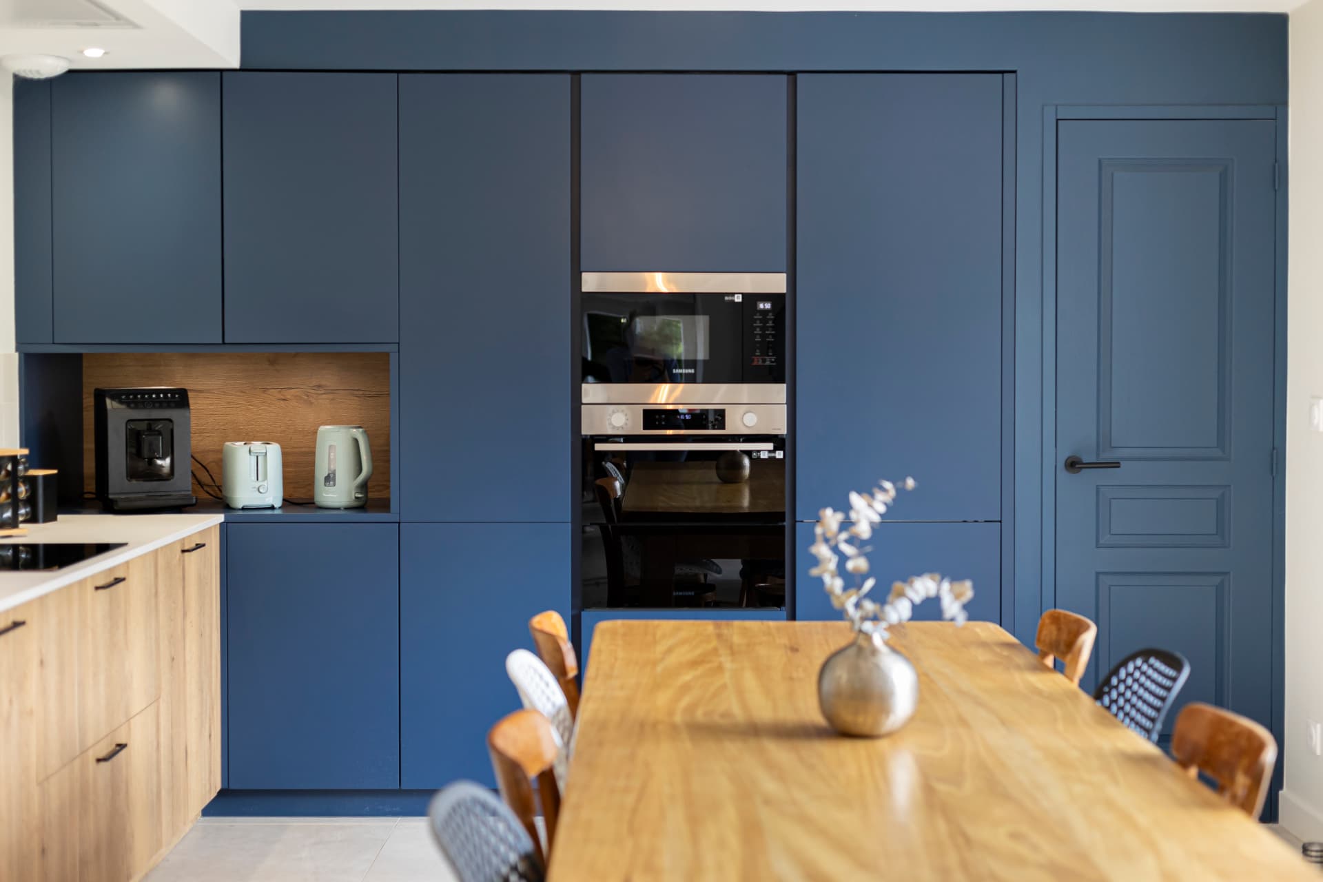Colonnes de cuisine bleues avec électroménager intégré et niche en chêne Colonnes de cuisine bleues avec électroménager intégré et niche en chêne