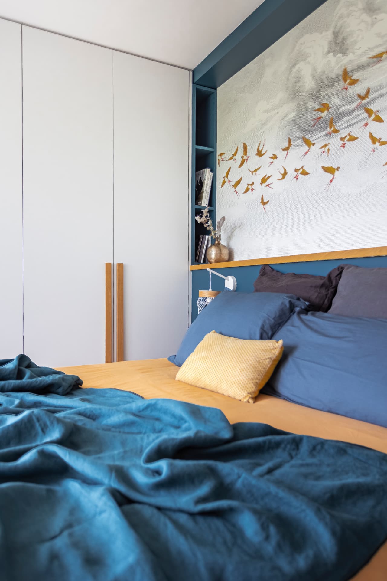 Rangements toute hauteur avec poignées en chêne dans une chambre Rangements toute hauteur avec poignées en chêne dans une chambre