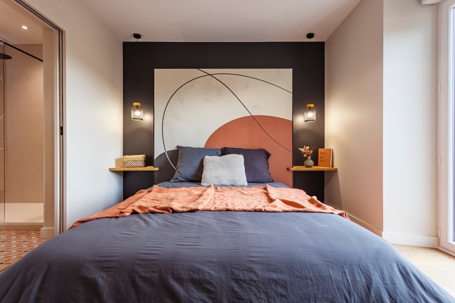 Chambre terracotta avec fresque murale sur mesure, tablettes de chevet en chêne et suspensions Chambre terracotta avec fresque murale sur mesure, tablettes de chevet en chêne et suspensions