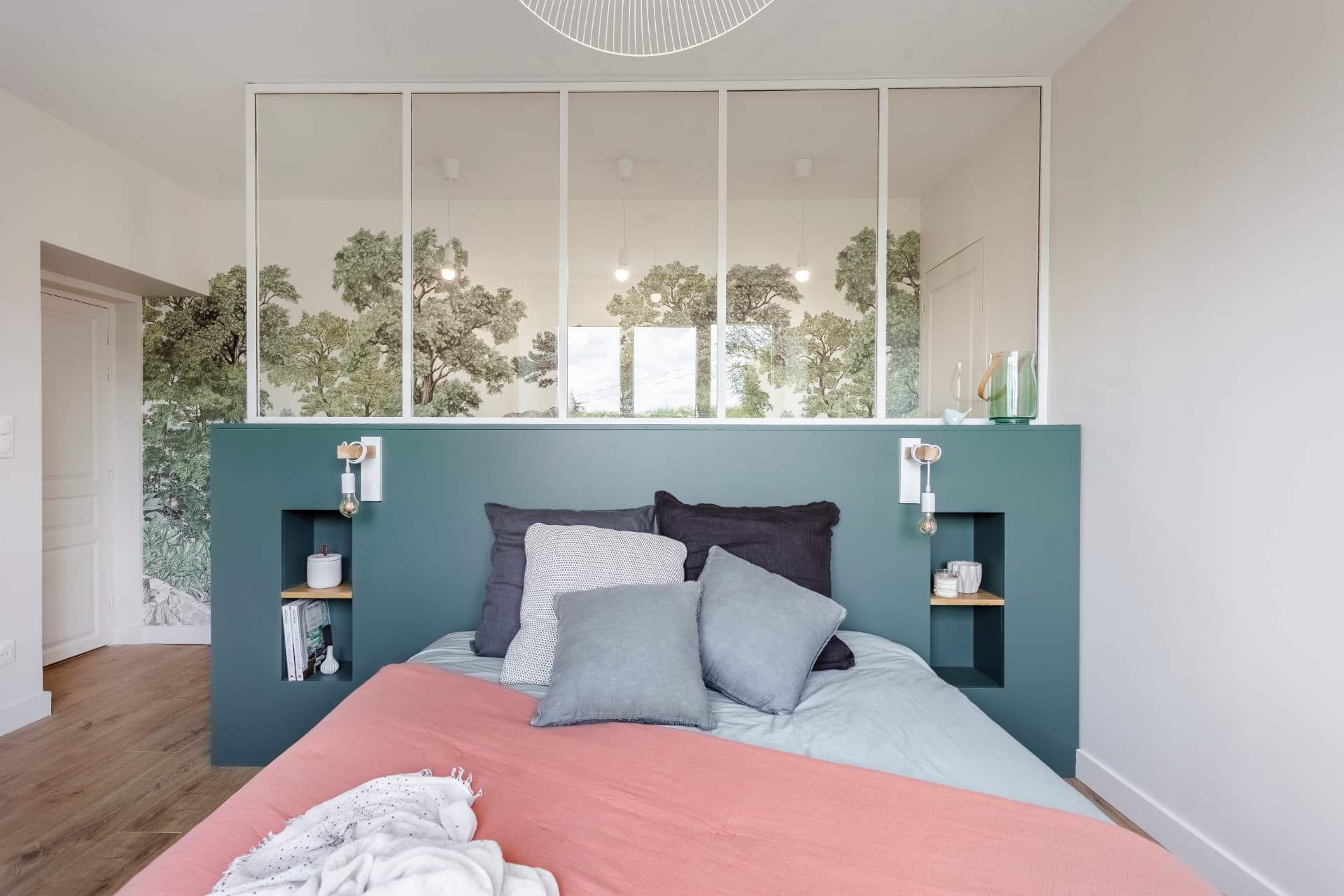 Tête de lit sur mesure avec verrière, niches de chevet et liseuses Tête de lit sur mesure avec verrière, niches de chevet et liseuses