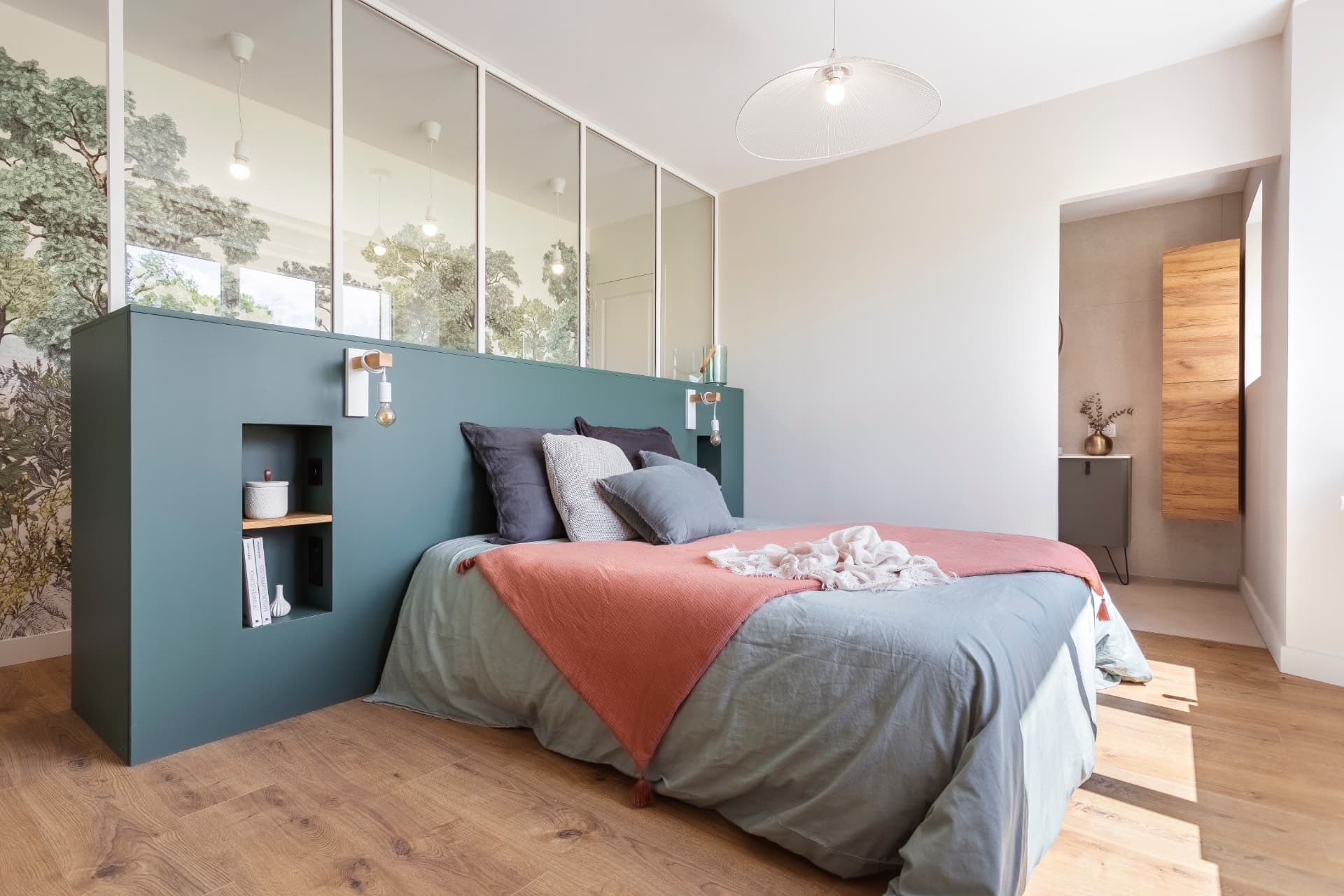 Rénovation d'un corps de ferme — chambre avec tête de lit sur mesure, projet Lucie Hortala, photo Be Yourself Photography
