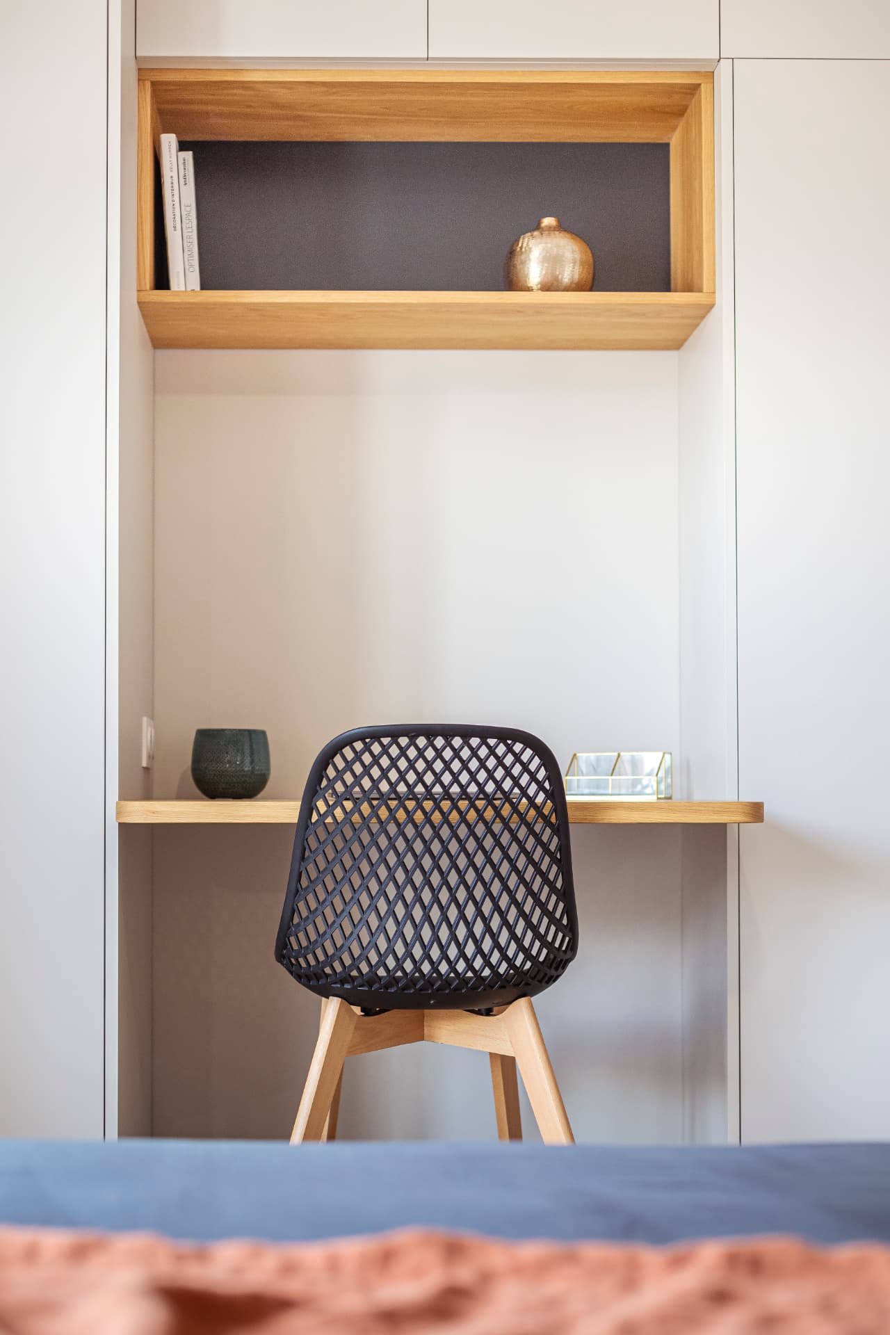 Bureau sur mesure avec niche en chêne et fond noir Bureau sur mesure avec niche en chêne et fond noir