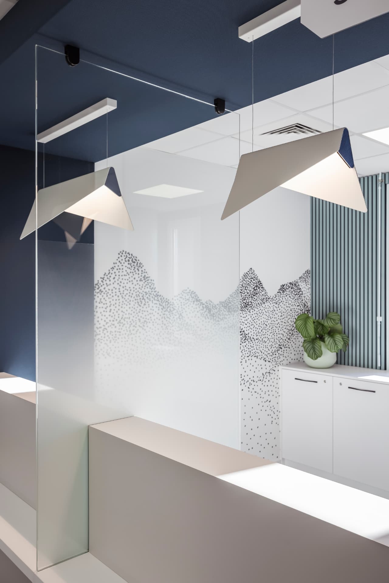 Luminaires origami et fresque murale dans un espace d'accueil médical Luminaires origami et fresque murale dans un espace d'accueil médical