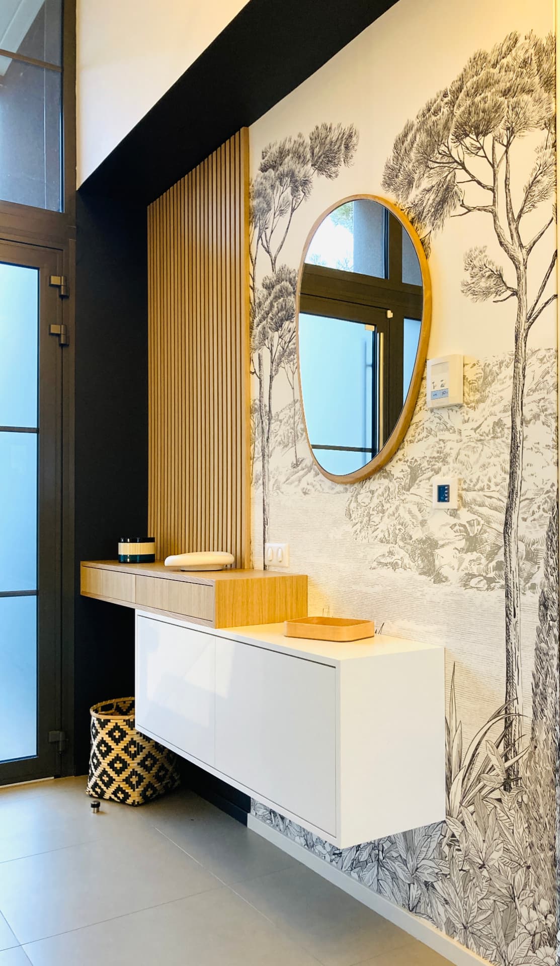 Aménagement d'entrée sur mesure avec tasseaux bois et rangements suspendus Aménagement d'entrée sur mesure avec tasseaux bois et rangements suspendus