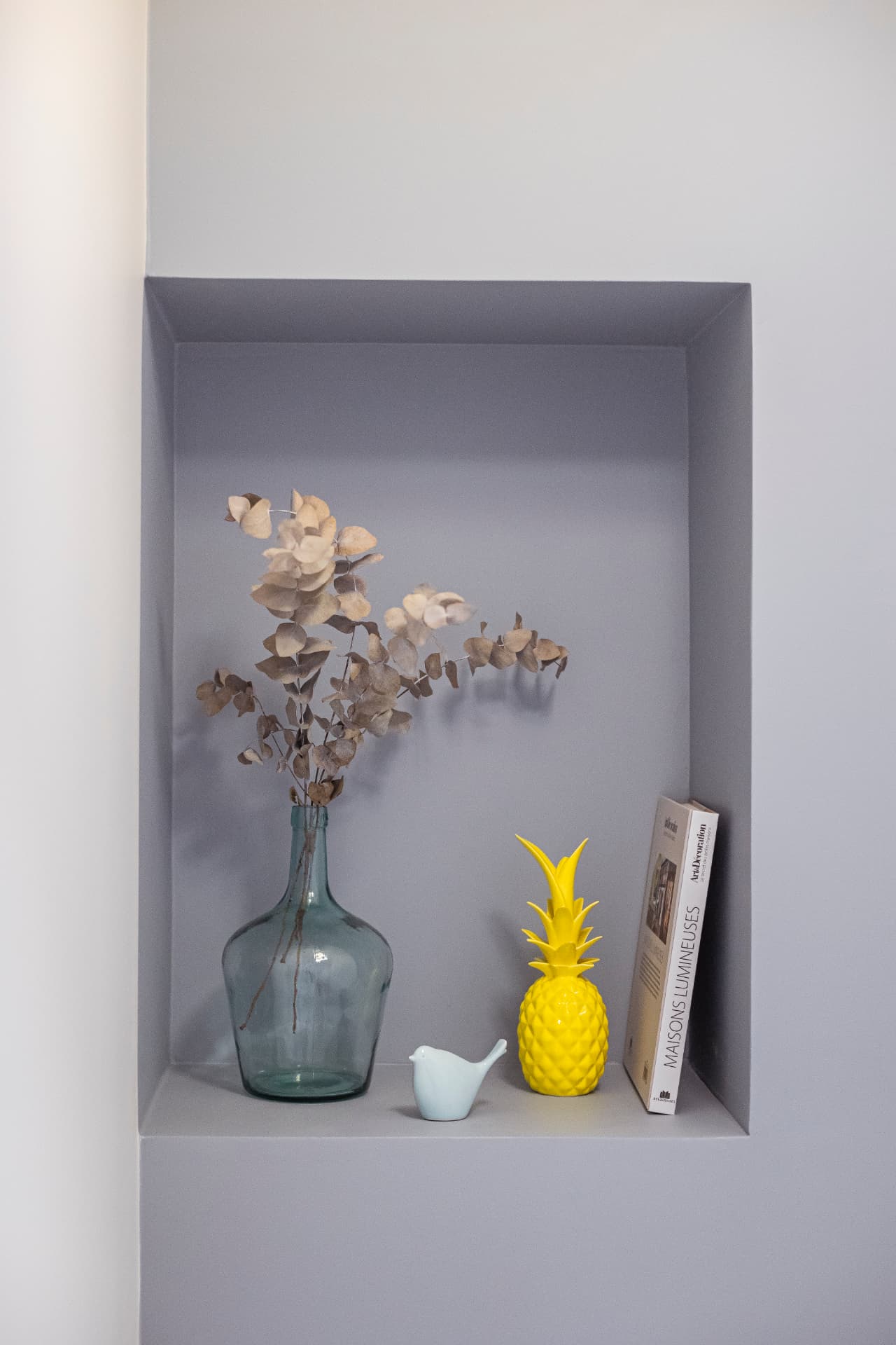 Niche décorative sur mesure créée dans une cloison, mise en scène d'objets Niche décorative sur mesure créée dans une cloison, mise en scène d'objets