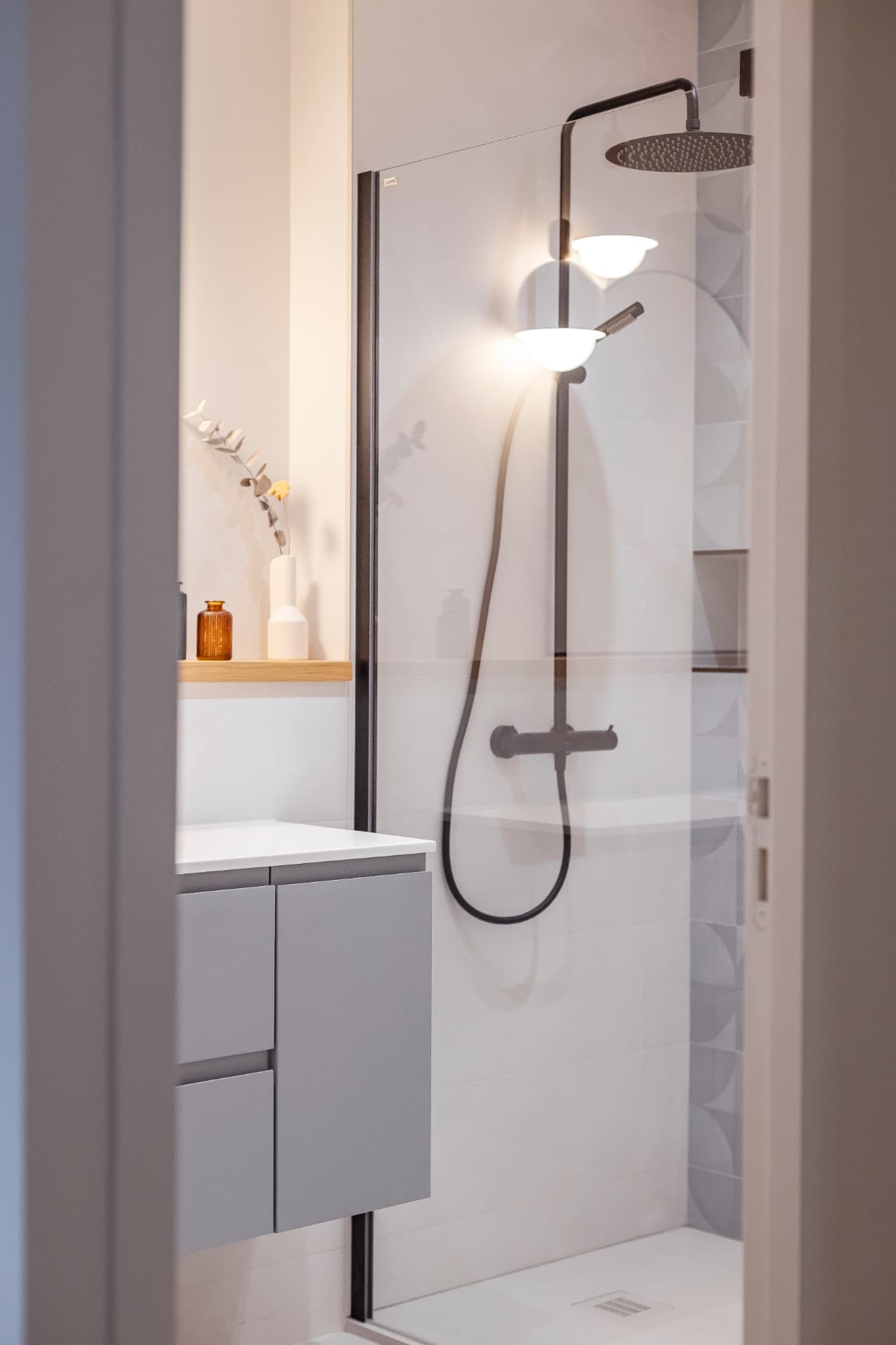 Salle d'eau optimisée dans un petit espace : meuble compact et douche vitrée — projet à Saint-Gilles-les-Bains, Ouest de La Réunion